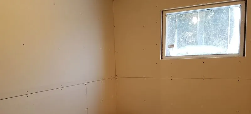 Panneaux de gypse installés au plafond d'un condo neuf à Sherbrooke