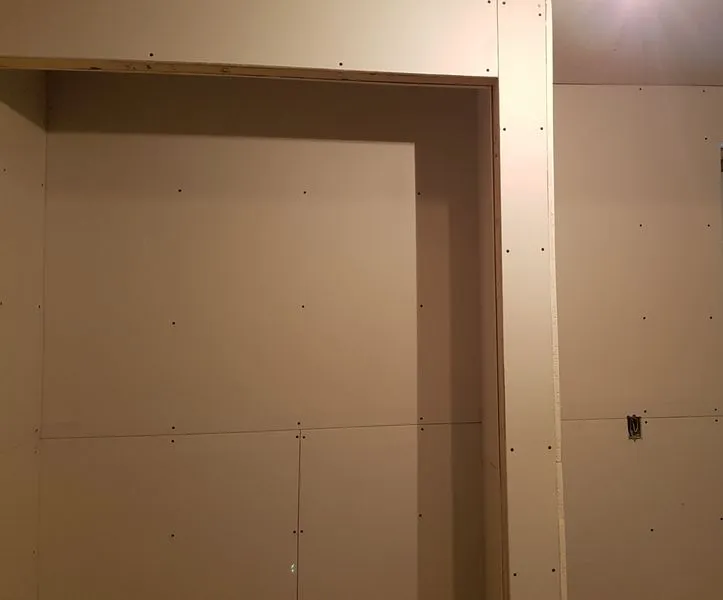 Pose de gypse résistant à l'humidité dans une salle de bain rénovée à Sherbrooke