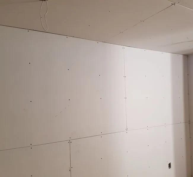 Détail d'un coin extérieur en gypse avec profilé de protection à Sherbrooke