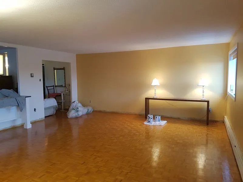 Chambre principale aux murs peints en tons neutres et apaisants à Sherbrooke