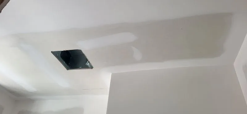 Plafond lisse fraîchement plâtré dans un condo rénové à Sherbrooke