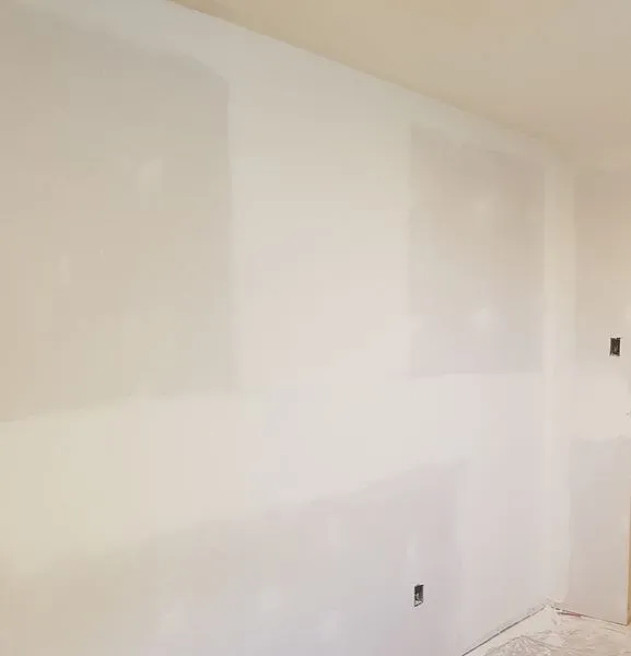Tirage de joints de niveau 5 sur mur de gypse à Sherbrooke