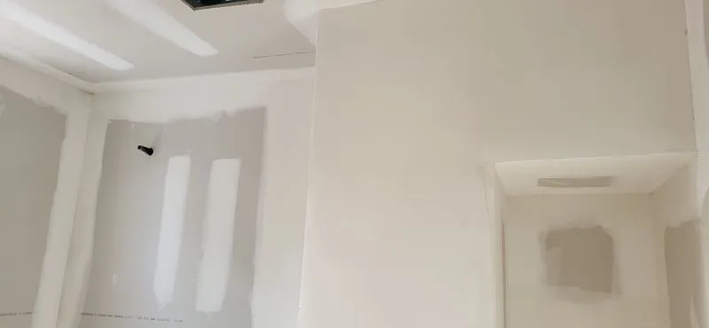 Finition impeccable d'un coin intérieur après tirage de joints à Sherbrooke